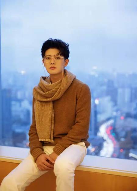 穿裤装披大衣又美又帅,任嘉伦戴眼镜