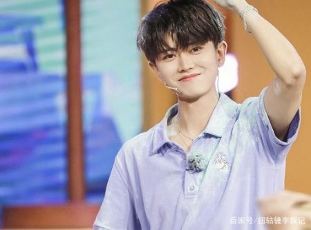 任嘉伦陪老婆逛街购物,结果那么多年依旧如此恩爱真让