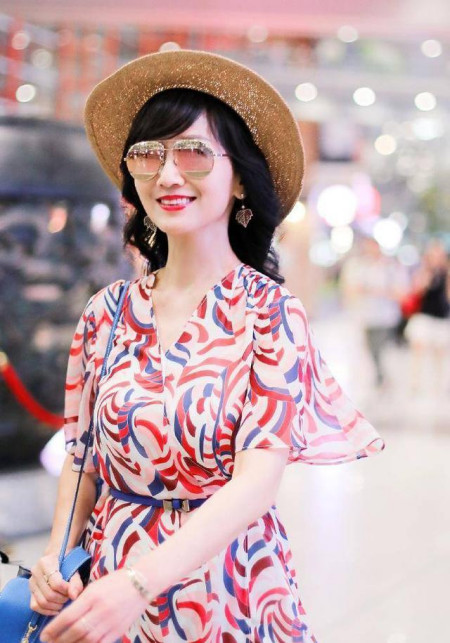 赵雅芝一身蓝色皮裙,依旧那么时尚优雅,美成二十岁小