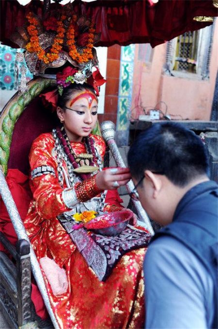 尼泊尔"活女神":父母都要跪拜,一生不嫁人,退位后生活凄凉