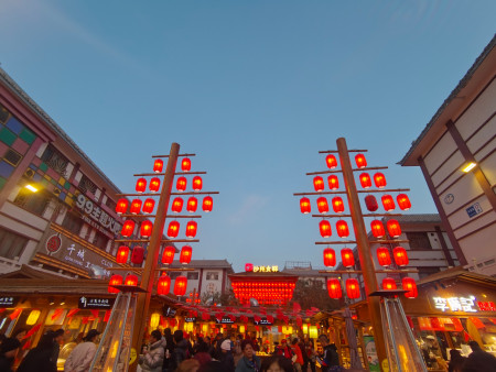 融入城市的烟火气,敦煌沙洲夜市的风光里,填满了旅人的梦想