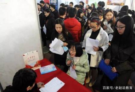 现在招聘都有最低学历要求,一般本科毕业,学士学位已经成了最低门槛