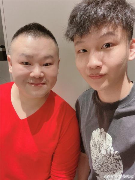 岳云鹏结束演出回家,刘筱亭尚筱菊晒和师父同款合影,冲冲就俩字