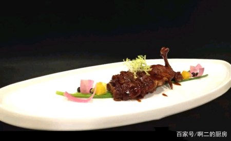 酱鸭腿,麻辣小龙虾尾,樱花虾捞汁小瓜丝