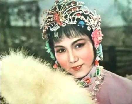 五姑娘被人气着了,满园花好无心赏,我们小孩子高兴的吃着糖葫芦.