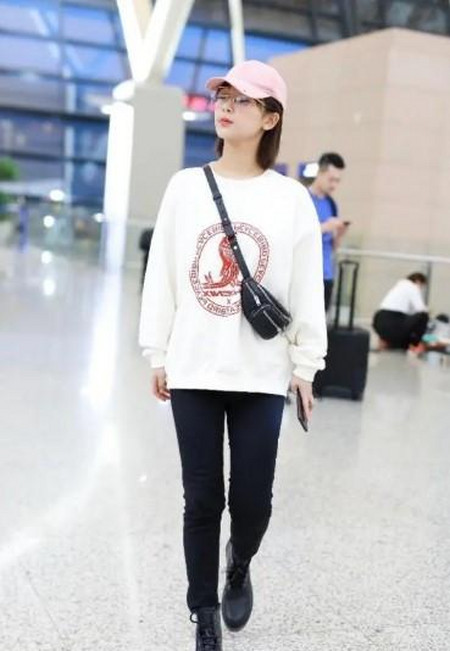 杨紫白色印花卫衣搭配马丁靴,清新减龄,少女感十足
