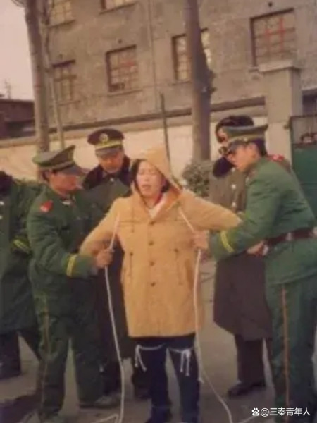 老照片:90年代几名犯人被押赴刑场前,最后的留影
