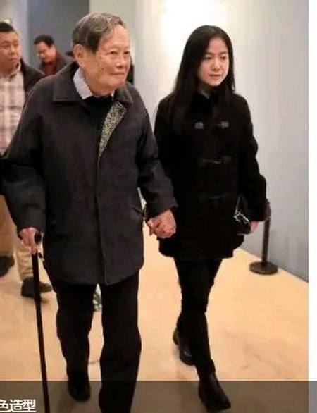 翁帆与杨振宁儿女合照首曝光!一家5口笑容满面,其乐融融