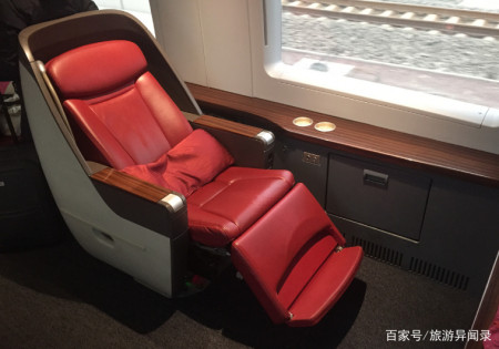高铁商务座椅空间宽敞,车厢提供的是深红色皮椅,外观很像商场里的按摩