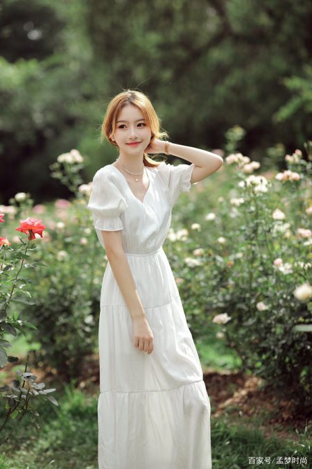 清纯可爱系女生,气质成熟稳重,不失年轻女孩的清纯靓丽
