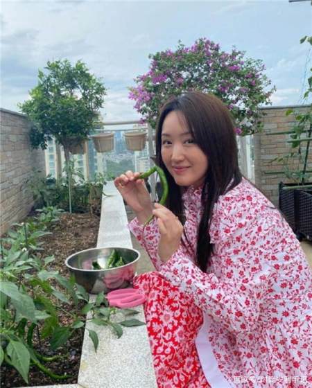 女人一过45岁,别总穿"地摊货",土气显邋遢,越看越不上