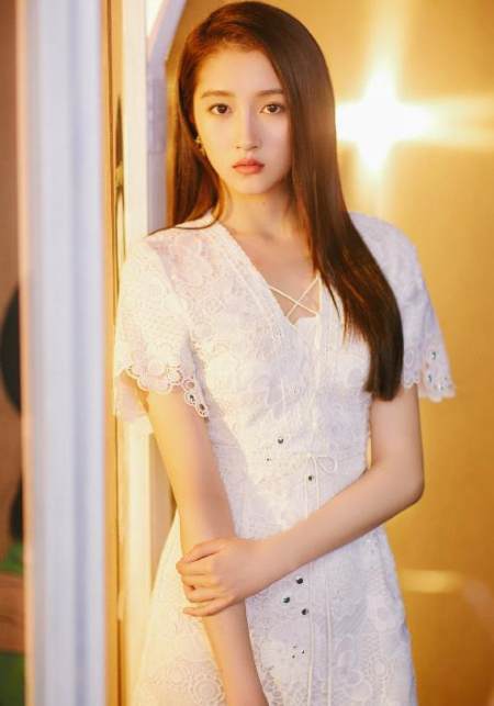关晓彤化身森系小仙女,一袭白裙小露香肩锁骨,仙气十足
