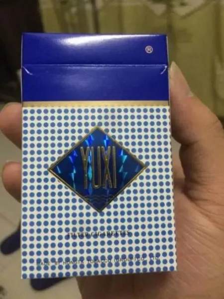 在仿造牡丹烟时,云霄人似乎不太满意原来的包装,就自己设计了一个深蓝