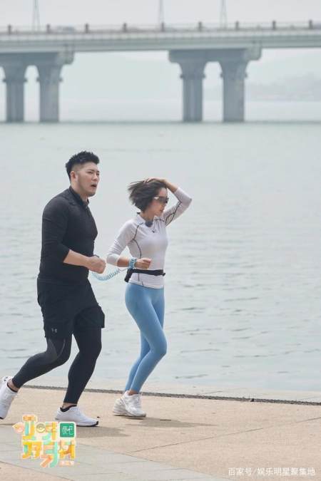 赵奕欢坐在男友李伯恩的肩上,李伯恩看起来非常吃力,看来李伯恩身体