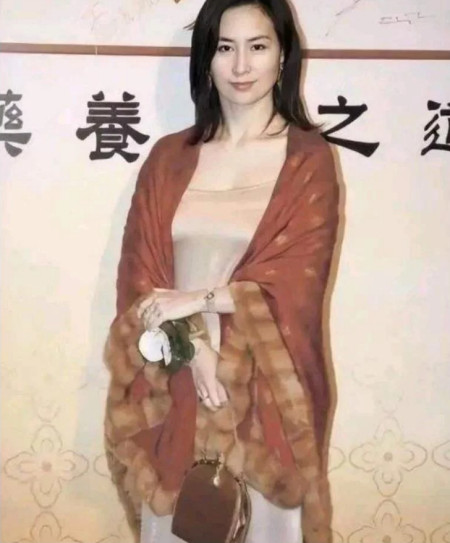 一个有夫之妇扶人是大忌,何超琼和许晋亨已经结婚了.