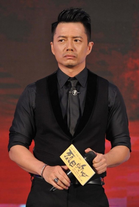 段奕宏穿衬衫敞开纽扣,越老越有男人味,一旁日籍妻子