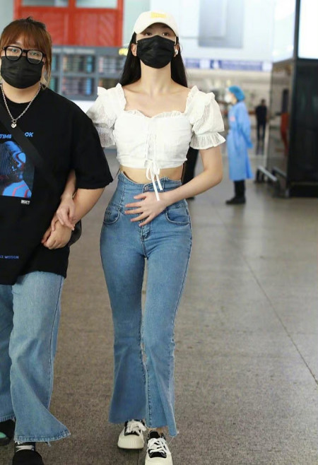 高腰裤确实对苗条身材女性十分的友好,无论怎么穿都不怕凹坏小肚子.