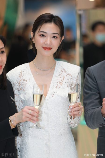 万茜脸型精致,小巧玲珑的脸蛋,更加甜来大方.
