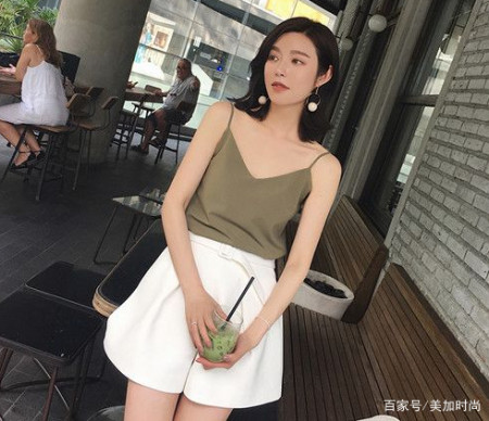 女生穿吊带衫里面还要穿内衣吗?很多人都穿错了,露出