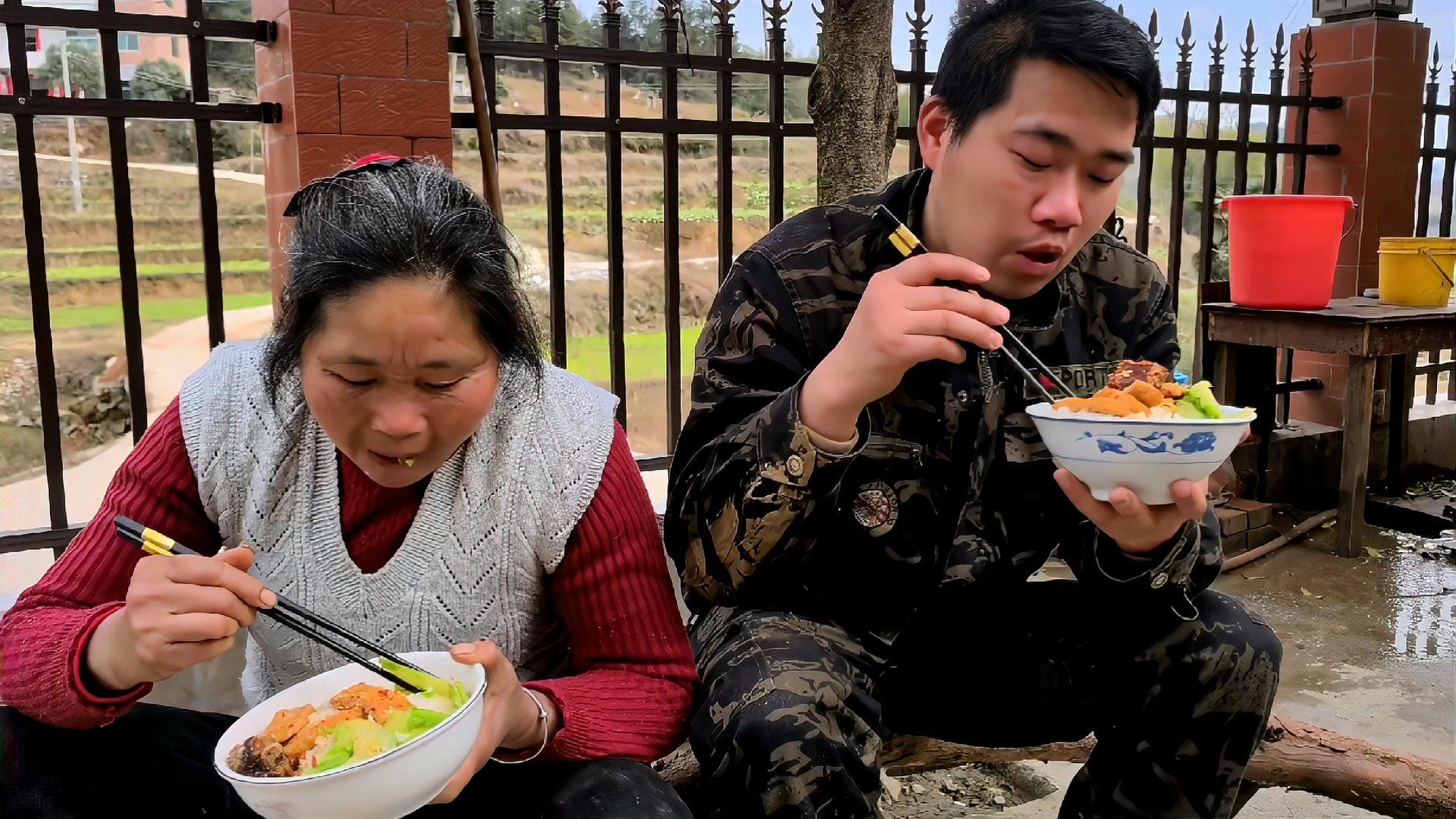 大雪压断树枝,小农乡忙着捡柴火,中午腊排骨炖豆腐,吃完2大碗