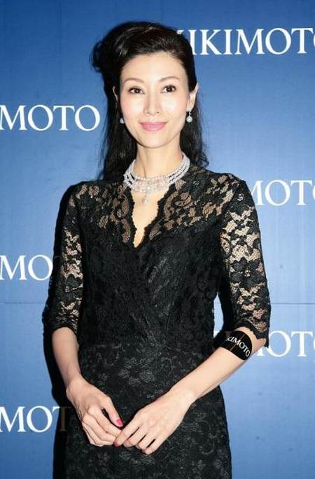 李嘉欣气质藏不住,穿黑色蕾丝裙秀曼妙身材,真不愧是