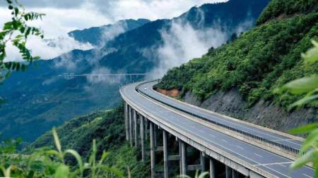 这条备受推崇的高速公路项目是桂河高速公路.