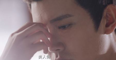 《一生一世》时宜深情触碰周生辰的鼻子,应了前世南辰王的美人骨