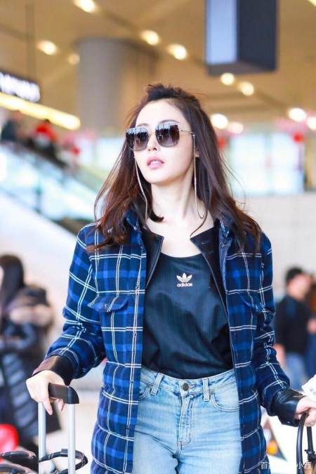 张天爱穿搭真洋气,格纹外套内搭皮衣,一般人不敢尝试