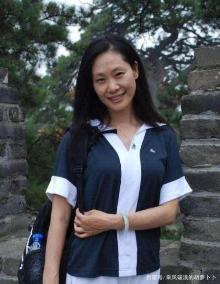 55岁于文华,晒素颜照,打扮朴素却散发着优雅大方的气质