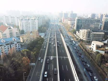 杨高南路跨线桥已提前通车 今年6月底工程全面竣工