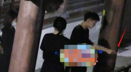 李易峰抽烟被拍,烟不离手姿势老道,而他的抽烟姿势最