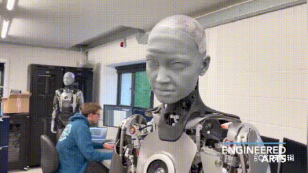 就像威尔史密斯主演的《我机器人》一样,这个机器人的大小与人类相当