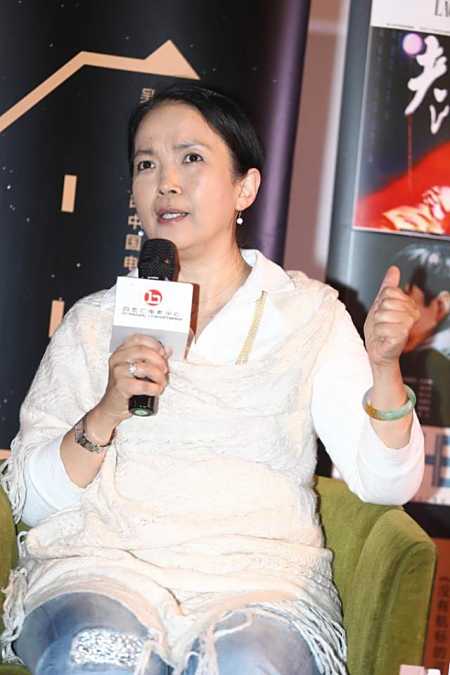 吕丽萍的气场真高级,穿着朴素也不低调,都60了颜值也