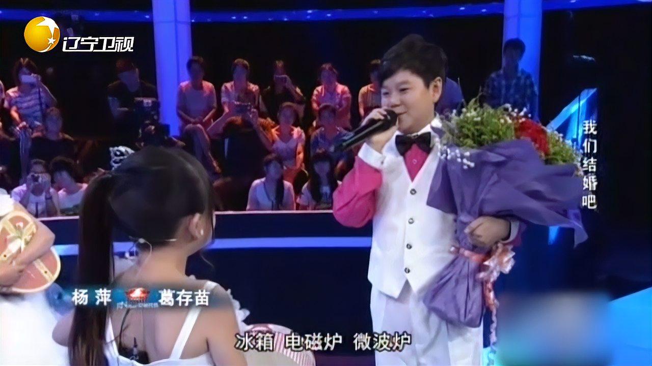 袖珍三姐妹自备婚纱求婚男友,各自男友反向求婚,现场太浪漫