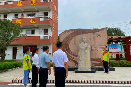 学校吴运铎事迹陈列室学生讲解员郑皓隆介绍"吴运铎研制出了枪榴弹