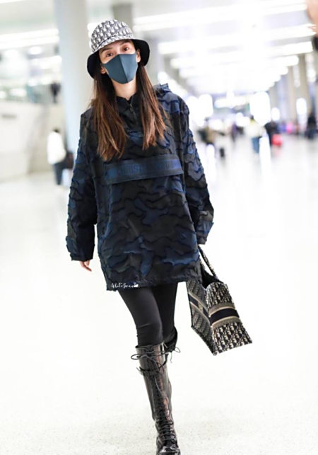Angelababy马丁靴,angelababy礼服 杨颖穿冲锋衣亮相,小黑裤搭配及膝款马丁靴攻气十足