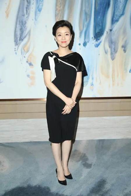 52岁杨澜穿衣变贵妇!低领衣配小香风优雅温柔,梳大背头太霸气