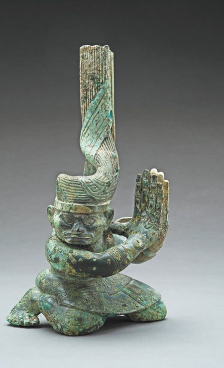 三星堆遗址4号坑出土的铜扭头跪坐人像.四川省文物考古研究院供图