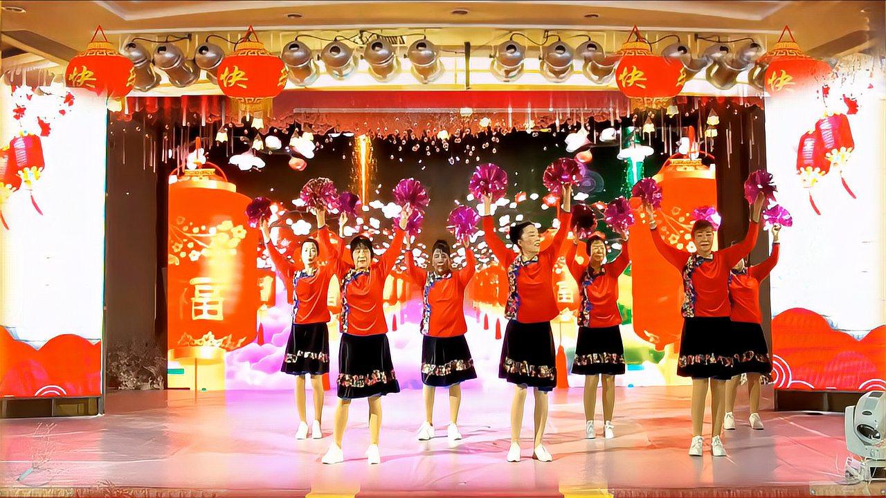 广场舞《火火的中国火火的时代》7人花球队形表演送你欣赏