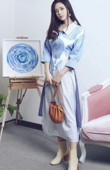 秋瓷炫才是冻龄代表,一袭真丝裙温婉知性,还是当年"品如"的样子