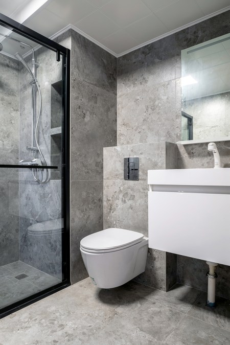 卫生间增加了淋浴房,选用了好清理卫生的壁挂马桶.