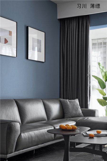 当黑白灰的极简纯粹遇上雾霾蓝墙布与明黄软椅的亮丽,鲜明的颜色对比