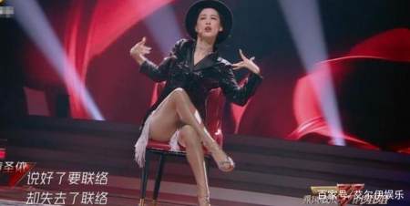 别人都是坐地上劈叉,而黄圣依却是侧着劈叉,这柔软度