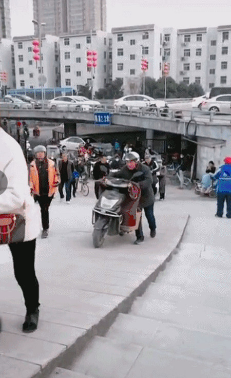 西安太华路变"太滑路"!火车站站改指挥部向市民致歉