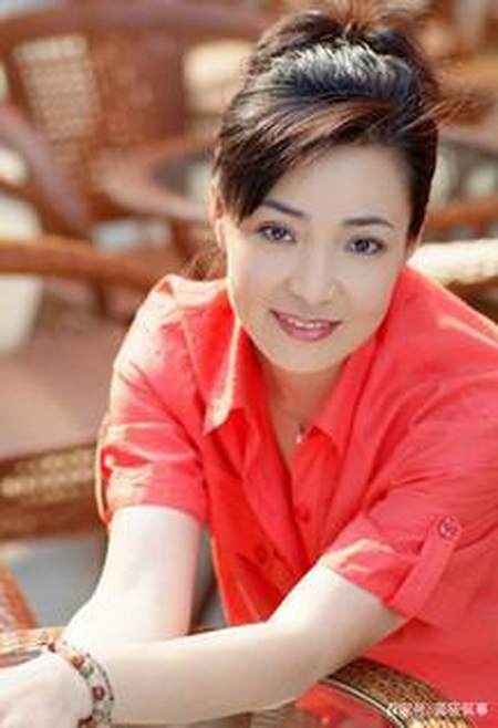 "皇后专业户"戴春荣,为何结婚37年0绯闻?看老公是谁就