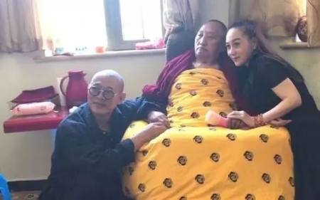 李连杰和大两岁老婆罕见同框,57岁利智依然性感美丽!