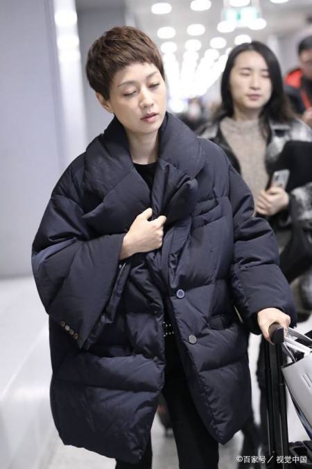 马伊琍穿搭真暖和,面包服穿出"羽绒被"的效果,干练短发超有范