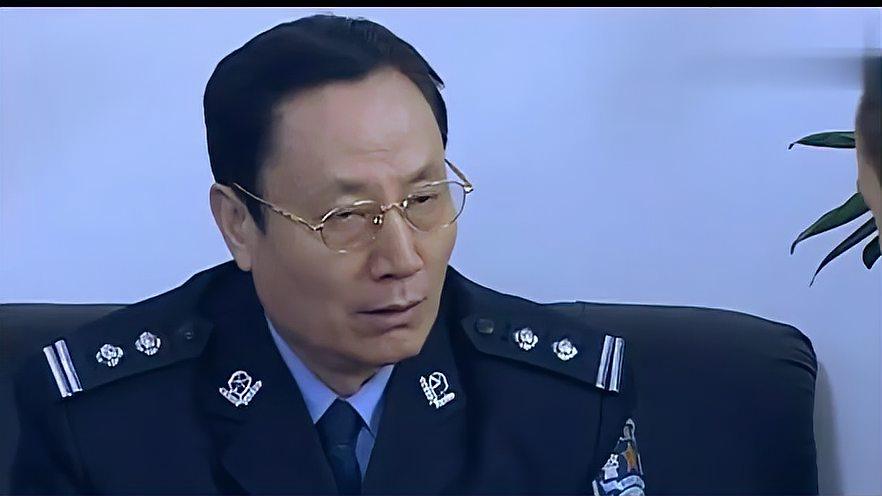背后:公安局长一问到疯子当年的案子,知情人都支支吾