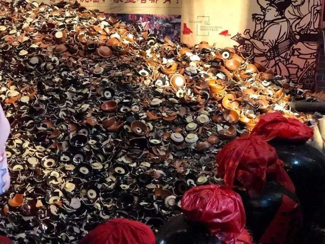 西安"摔酒碗"莫名火了,一天排队几小时,游客只想砸个碗