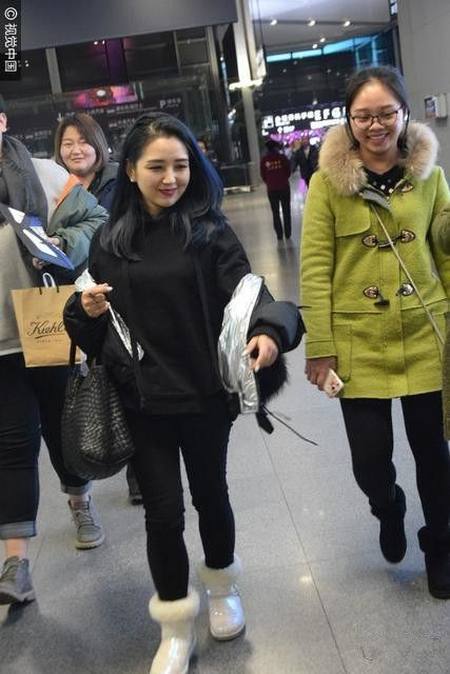 不知道是不是小编的错觉,发福起来后的何洁在身高上看起来就非常的显
